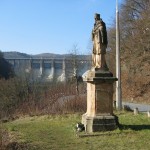 Původní socha dnes pod přehradou