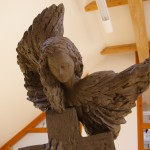 "Detail anděla na hliněném modelu sochy"